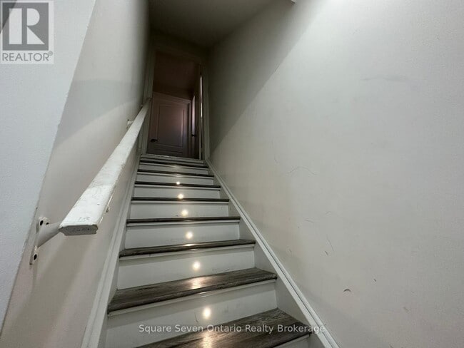 Building Photo - 16 Napoleon Cres