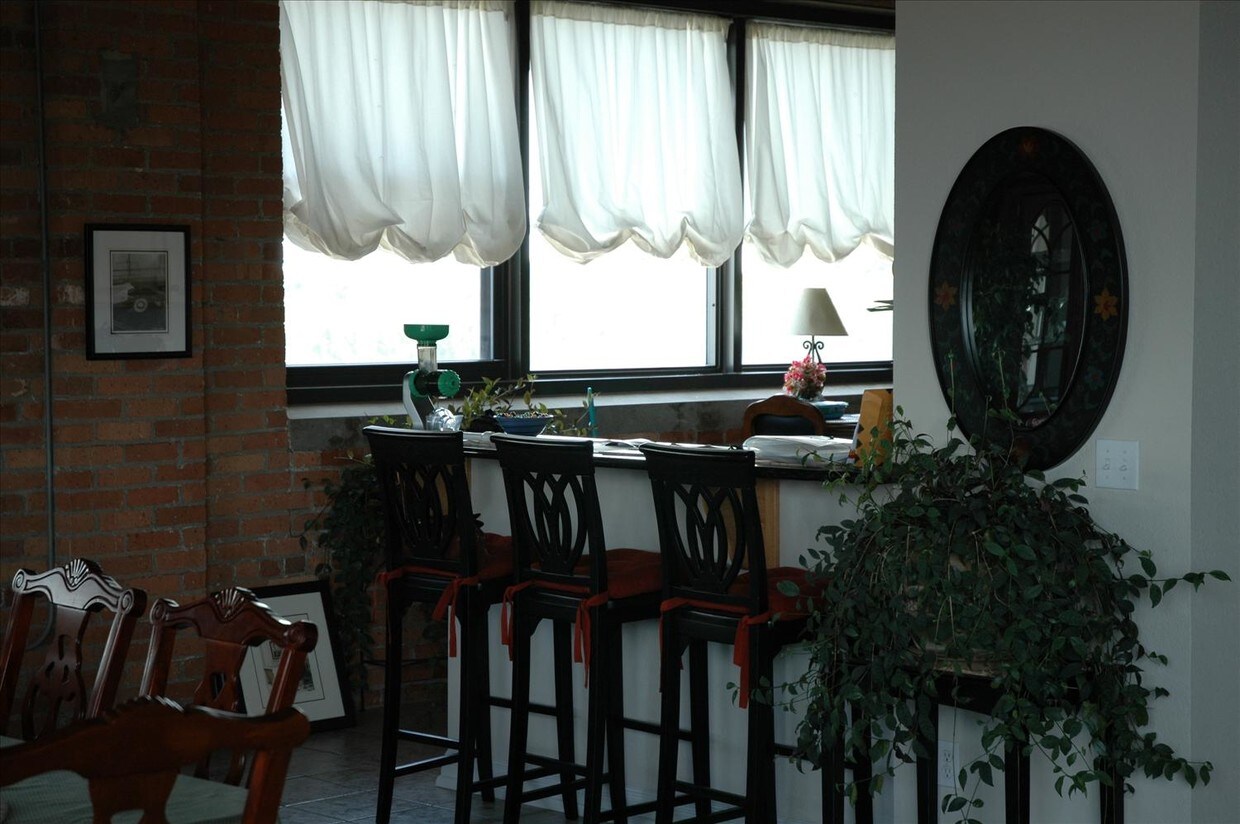 Breakfast nook with river views - 110 Ottawa St