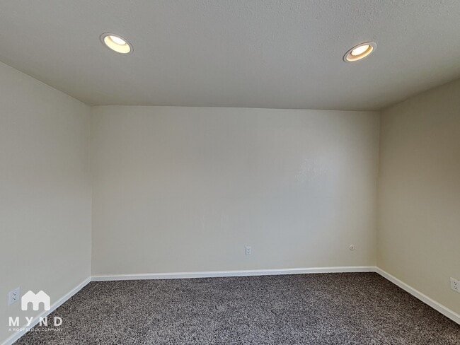 Building Photo - 875 Glen Vista Dr