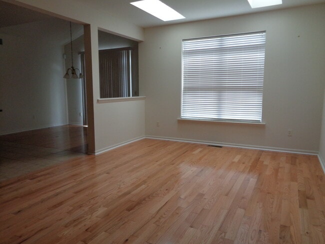 Foto del edificio - BEAUTIFUL FORKS TOWNSHIP TOWNHOME