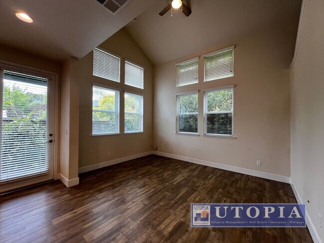 Foto del edificio - Spacious and Modern 3-bedroom, 3.5 bathroo...