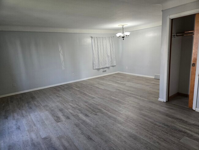 Foto del edificio - 8221 Pelham Dr