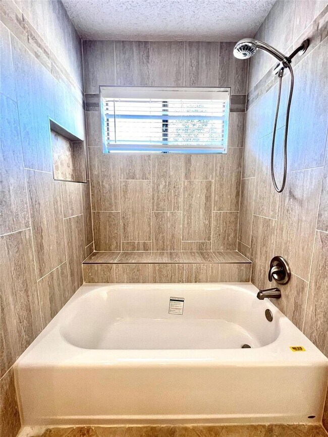 Foto del edificio - Beautiful 3-Bedroom Home with Bonus Back House w AC in Lewisville!