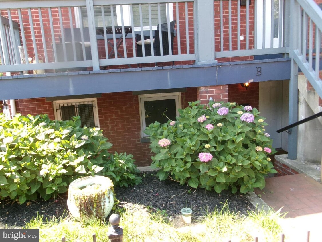 Primary Photo - 27 Seaton Pl NE