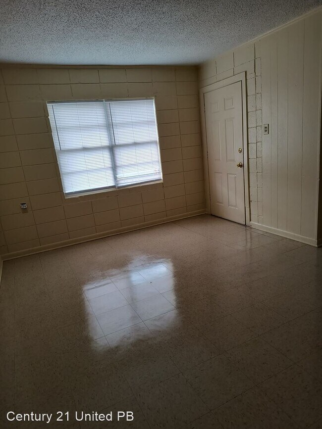 Building Photo - 2 br, 1 bath House - 3007 S Catalpa