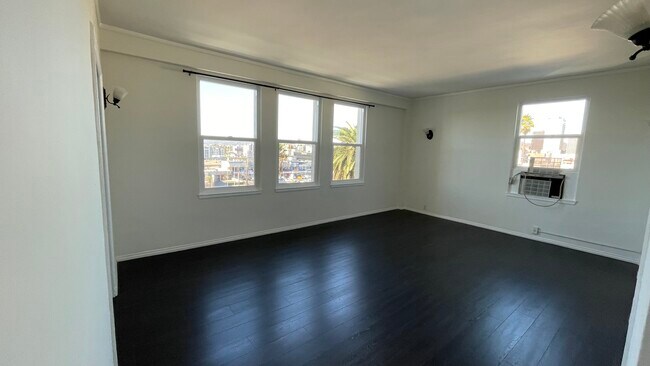 Foto del edificio - Crestwood Tower Apartments