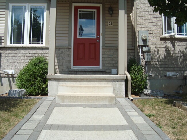Building Photo - 10 Foxglove Cres