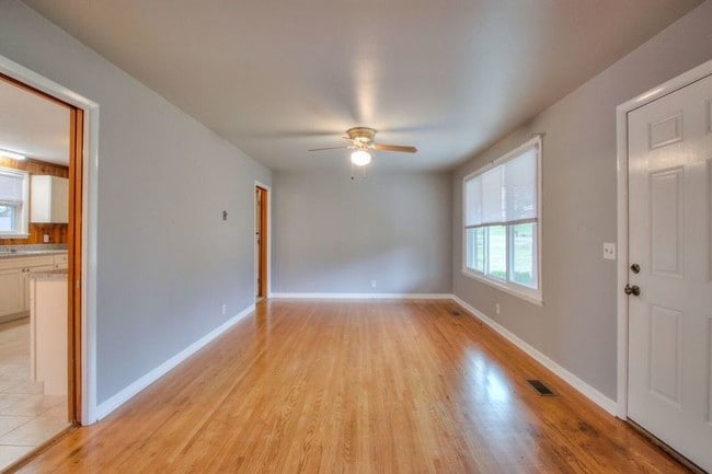 Building Photo - 220 Riverwood Dr
