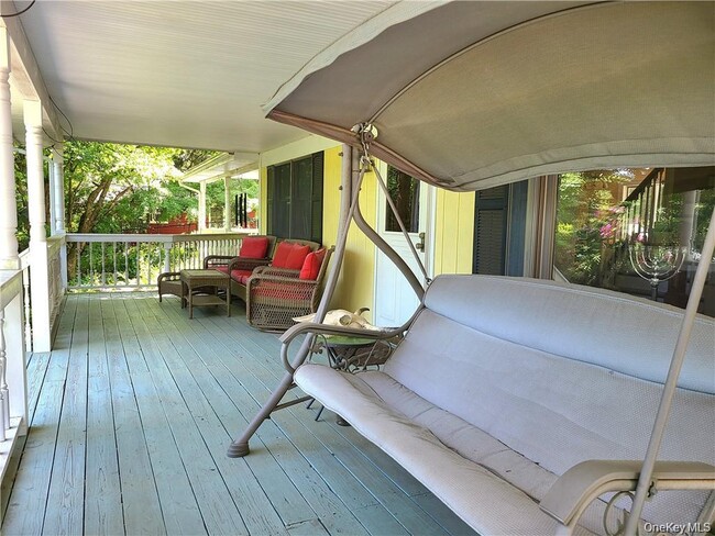 Building Photo - 276 Quaker Rd