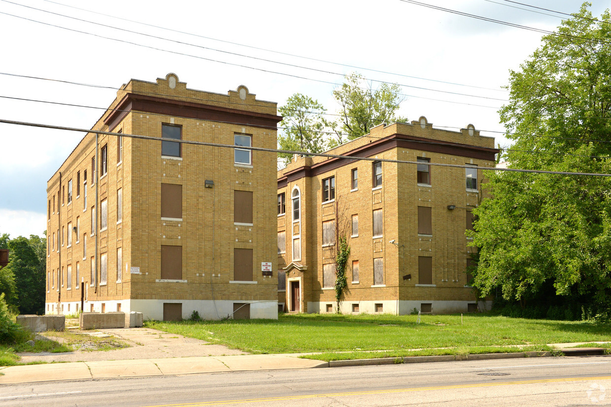 Primary Photo - The Commodore Apartments