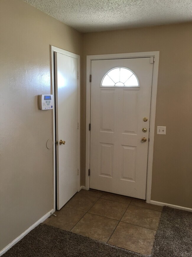 Building Photo - Great Three Bedroom On Corner Lot - Plainview