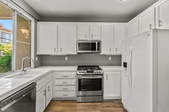 Building Photo - 3 Bedroom In Gated Community!