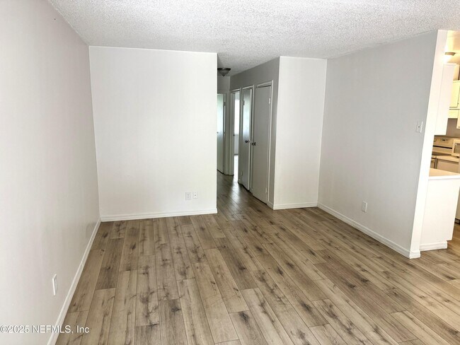 Foto del edificio - 7190 Conant Ave