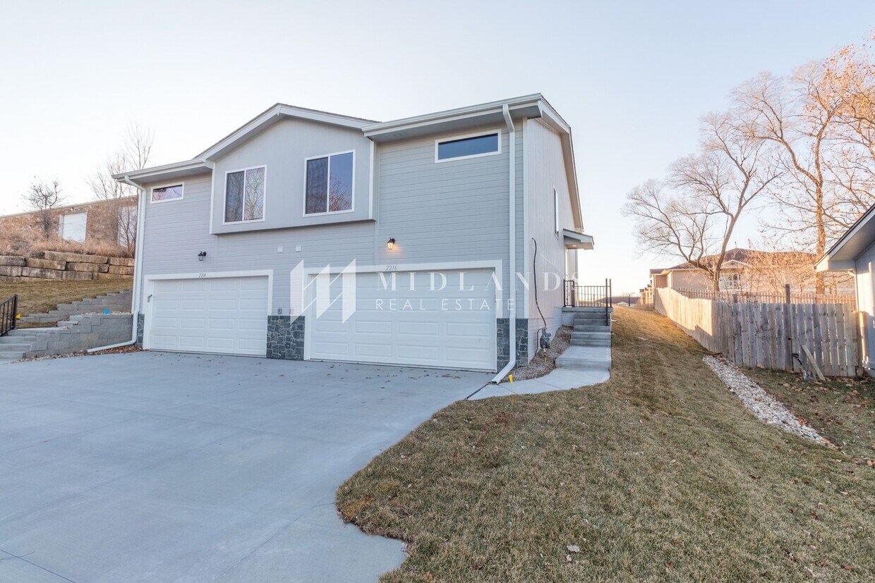 Foto principal - New Construction Duplex in Elkhorn!