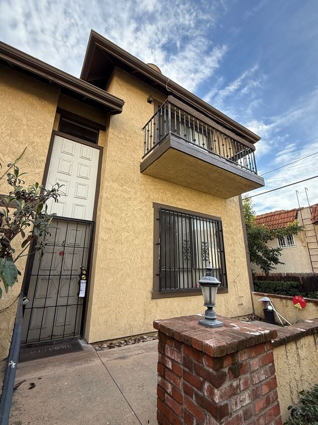 Foto principal - Prime Location End-Unit 3BR 2.5BA Townhome for Rent