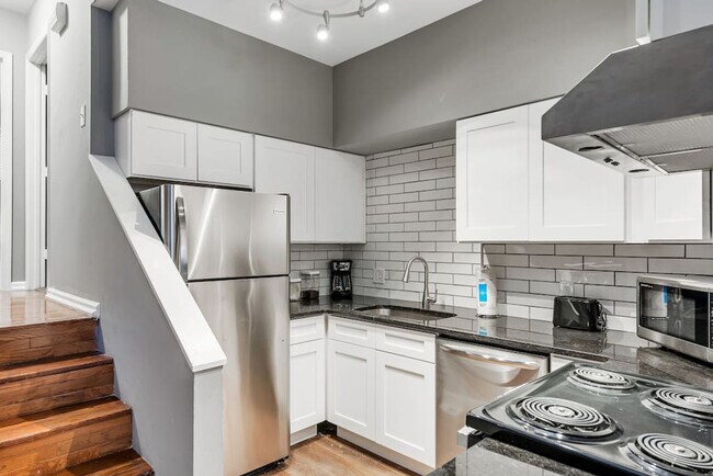 Building Photo - 713 Barton St