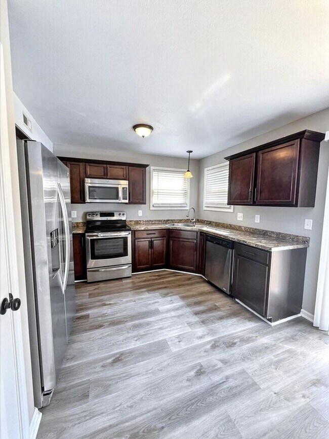Building Photo - Beautiful 3-Bedroom Home with Modern Comfo...