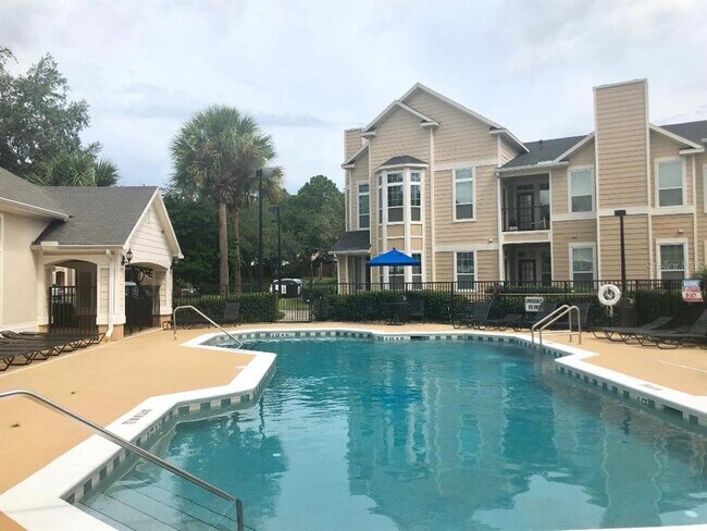 Building Photo - 2025 Erving Cir