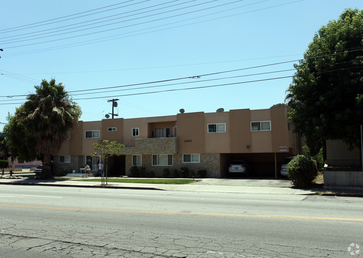 Building Photo - 15900 Vanowen St