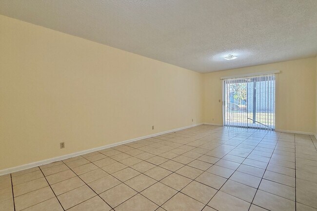 Building Photo - 910 Brett Dr