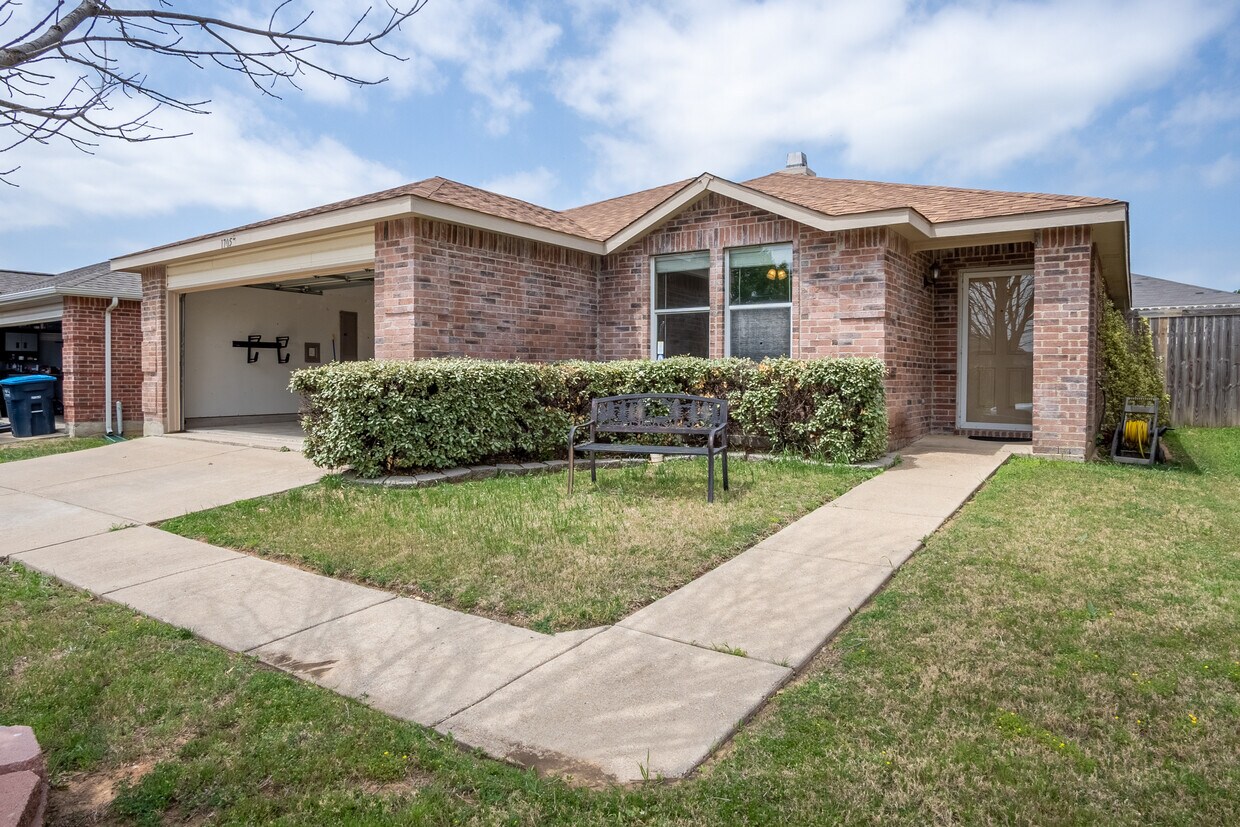 Primary Photo - 1705 Baxter Springs Dr