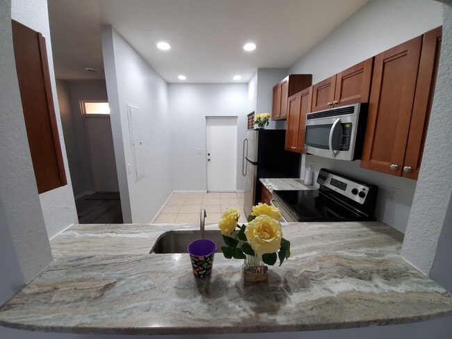 Acceso de la cocina a la puerta del garaje. - 197 NW Eller St