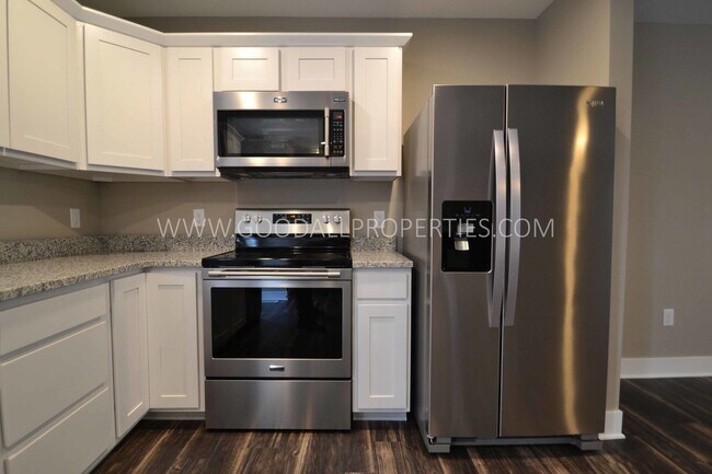 Building Photo - 2-Bedroom, 2.5-Bath Townhome in Urbandale with a 2-Car Attached Garage
