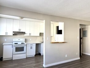 Building Photo - 10724-10105 105 St NW