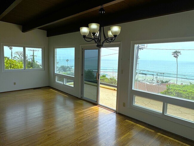 Foto del edificio - EXPANSIVE OCEAN VIEW from 2 balconies, VALUE Price in PDR