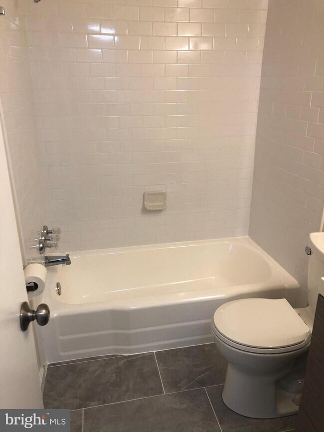 Foto del edificio - 3417 University Blvd W