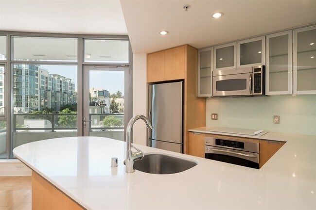 Building Photo - Beautiful 2 bedroom 2 bath condo in the Do...
