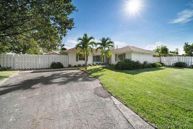 Foto del edificio - 518 Kingbird Cir