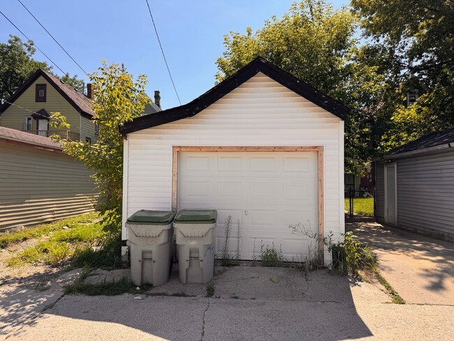 Building Photo - 2308 W Burnham St
