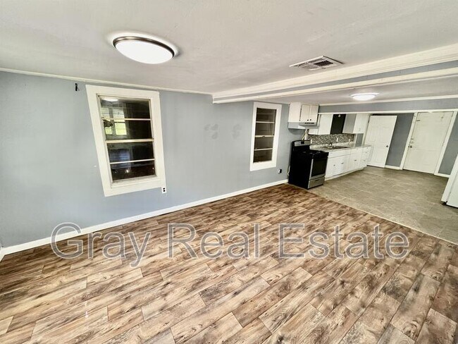 Building Photo - 315 N Bluff Ave