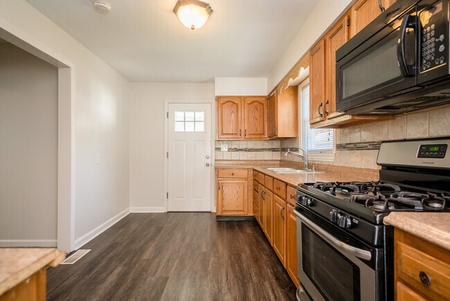 Building Photo - Recently Renovated Three Bedroom