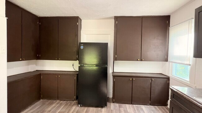 Foto del edificio - 1601 Holyrood Rd