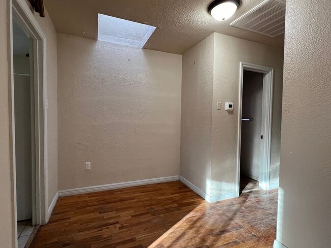 Building Photo - Pet Friendly!!! 2 Bedroom/ 1 Bathroom, Wat...
