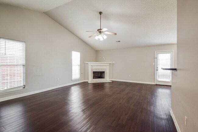 Foto del edificio - 1708 Cherry Creek Dr
