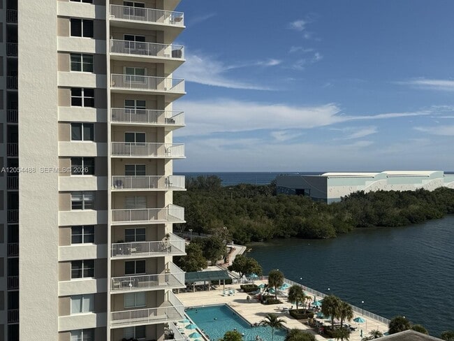 Foto del edificio - 500 Bayview Dr
