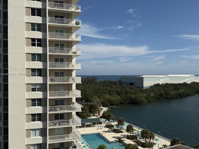 Building Photo - 500 Bayview Dr