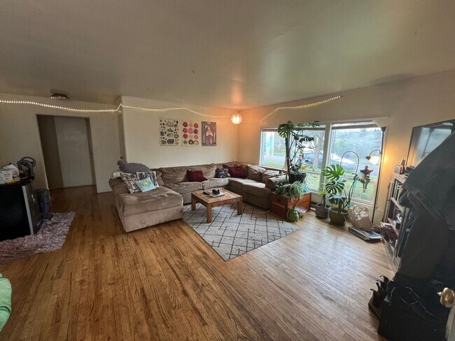 Building Photo - 3 bedroom, 1 bathroom House in South Campu...
