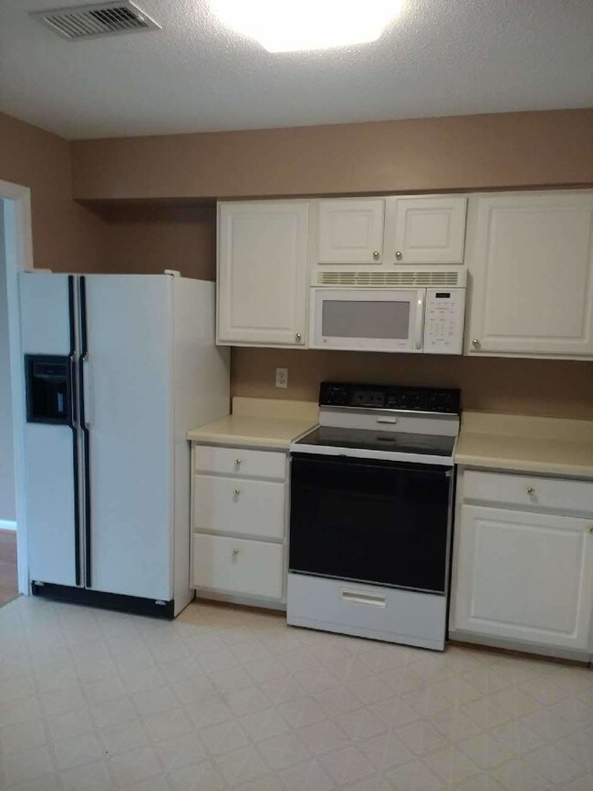 Kitchen - 1018 Brinker Dr
