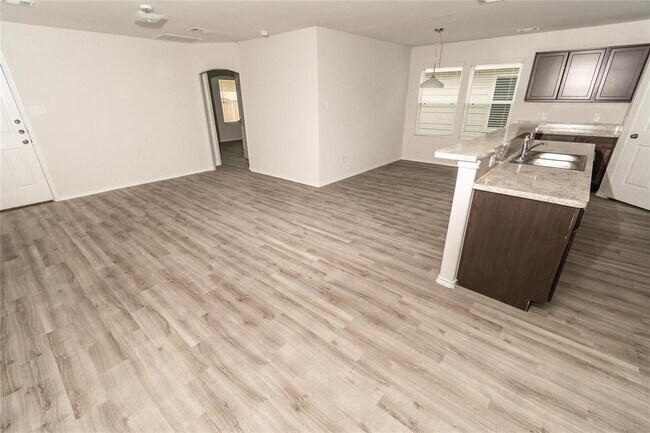 Foto del edificio - 528 Meadow Park Ln