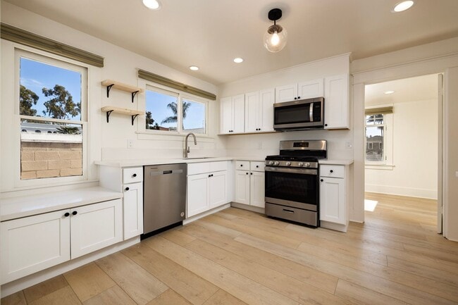 Foto del edificio - 3 Bed/2 Bath + Office Den - Downtown Santa Barbara