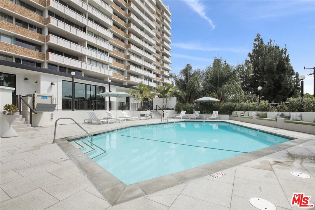 Foto principal - 8787 Shoreham Dr