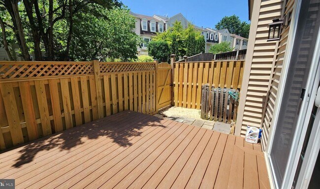 Building Photo - Townhome with Garage in Alexandria
