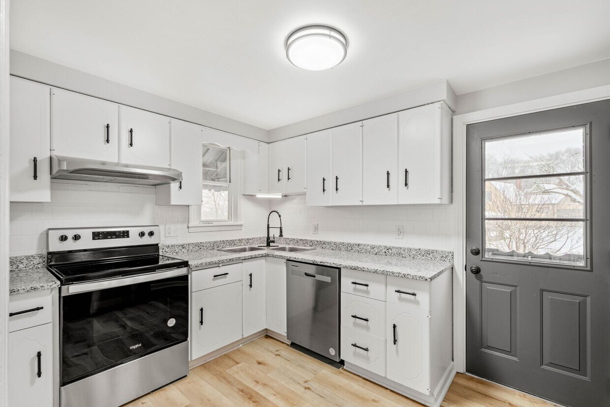 Primary Photo - GORGEOUS 3 BEDROOM HOME IN DRAVOSBURG WITH...