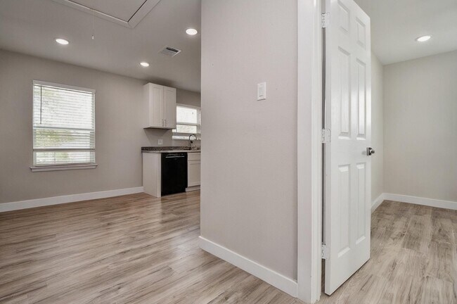 Foto del edificio - 5615 Barremore St