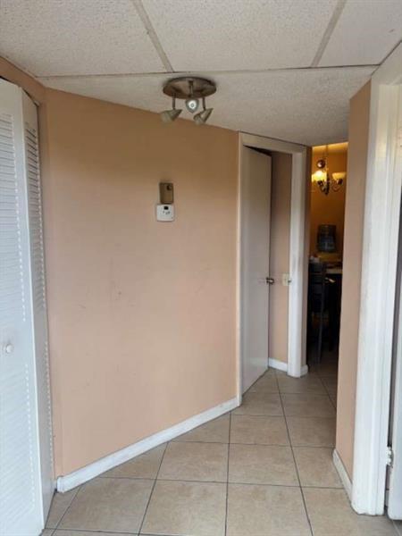 Foto del edificio - 9401 Lime Bay Blvd