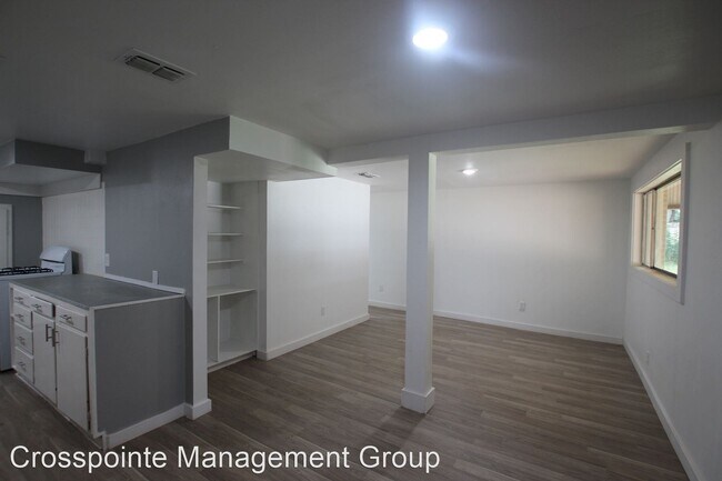 Building Photo - 2 br, 2 bath House - 112 E 4th St